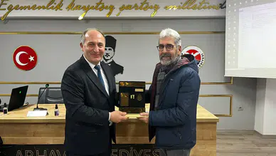 Arhavi Belediyesi’nde Meclis Üyelerine Yeni Yıl Hediyesi