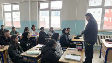 Erzurum Emniyet Müdürü'nden Köprüköy Anadolu Lisesi'ne ziyaret ve öğrencilere hediyeler