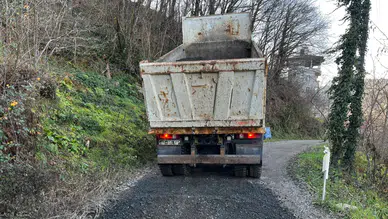Beşikdüzü'nde yol bakım çalışmalarıyla ulaşım konforu artırılıyor
