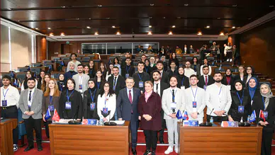 Trabzon'da Gençlerden Diplomasi ve Adalet Temalı Buluşma: Başkan Genç Geleceği Konuştu