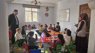 Minik öğrencilerle bir araya gelen Müftü Topaloğlu, dini eğitimin önemine dikkat çekti.