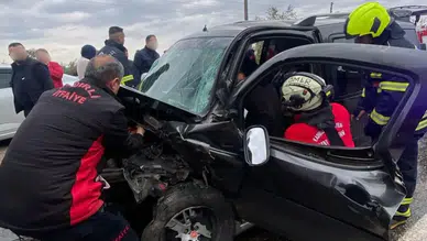 Kadirli'de kaza: 1 ölü, 8 yaralı, ulaşım kontrollü sağlanıyor