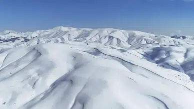 Bahar mevsiminde Bayburt'ta kar sürprizi: Zirveler beyaz örtüyle kaplandı