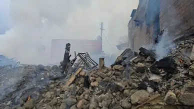 Doğancılar Mahallesi'nde elektrik direğinden çıkan yangın 5 evi yaktı, soğutma çalışmaları devam ediyor