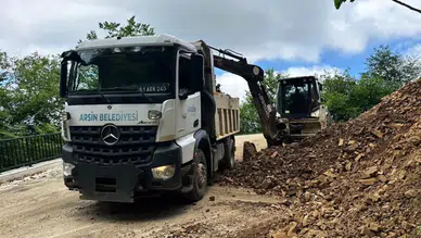 Arsin Belediyesi’nden Mahallelerde Yoğun Mesai: Yol, Kanal ve Betonlama Çalışmaları Sürüyor
