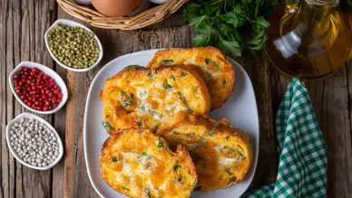Kahvaltınızdaki Lezzeti Artıracak: İştah Açan Yumurtalı Ekmek Tarifi!