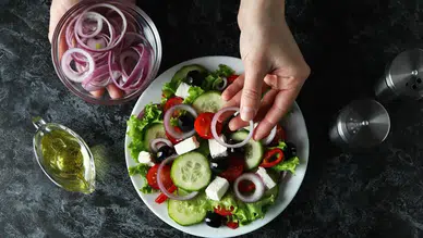 "Salatanızda Dikkat! O Tek Malzeme Mide Yanmasına Neden Oluyor!"