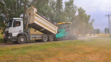 Bayburt’ta Çımağıl grup yolunda asfalt çalışmaları sürüyor