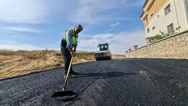 Bayburt’ta Mahallelerde Asfalt ve Çevre Düzenleme Çalışmaları Sürüyor