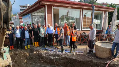 Vali Baydaş Pazar ve İyidere’de sahaya indi: Hasar tespitleri için talimat verdi