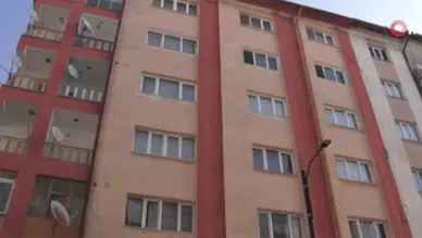 Kardeşini camdan atan 14 yaşındaki abla tutuklandı