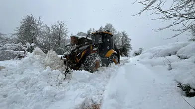 Trabzon'da Kar Sonrası Mahalle Yolları Yeniden Açıldı, Buzlanma Uyarısı Yapıldı