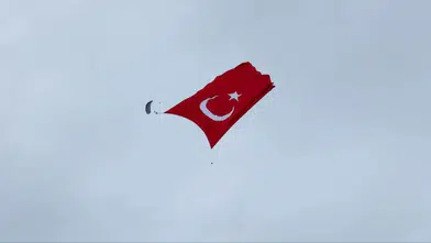Özel Kuvvetler, dev Türk bayrağını gökyüzünde dalgalandırdı