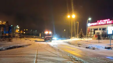 Bayburt'ta kar yağışı sonrası belediye ekipleri ulaşıma yönelik tuzlama ve temizlik çalışmalarına başladı