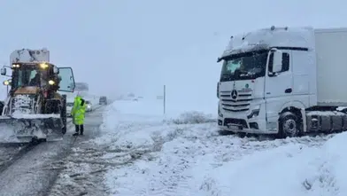 Kar ve tipi ulaşımı kilitledi: Çok sayıda yol kapalı