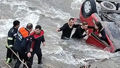 Amasya’da otomobil nehre uçtu: Anne ve kızı kurtarıldı