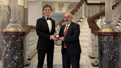 Akif Manaf’a bir barış ödülü daha: Dünyaca ünlü yazar Egeyön Barış Ödülünü aldı