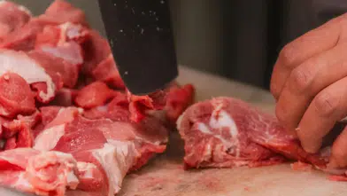 Kamu görevlileri de dahil 30 kişi gözaltında, sağlıksız et skandalında operasyon düzenlendi.