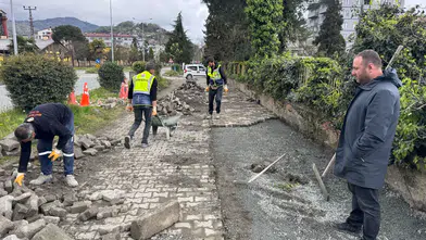 Arhavi’de Atatürk Bulvarı’nda Kaldırım Onarımı Devam Ediyor
