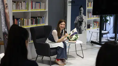 Nezaket Erden, Nilüfer'de Büyüleyici Bir Şiir Dinletisi Sunarak Şi severleri Buluşturdu