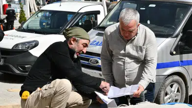 Artvin'de Başkan Erdem, projeleri yerinde inceliyor ve kaliteli çalışma için ekip ruhunu ön planda tutuyor