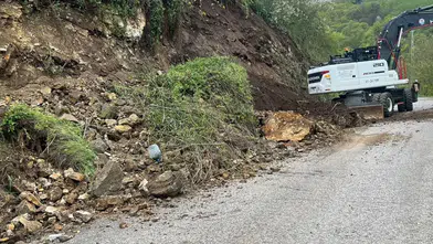 AK Parti Akçaabat, ulaşım güvenliği için mahallelerde yol ve altyapı çalışmalarına devam ediyor!