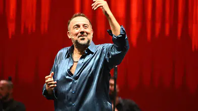 Ata Demirer, Yeni Gazino Gösterisiyle Yaz Turnesine Başlıyor: Konser Tarihleri Açıklandı!