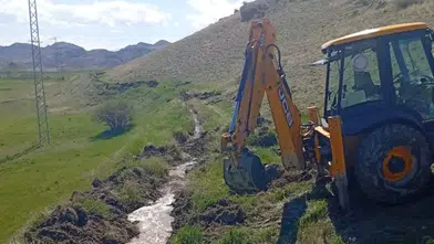 Şenkaya Belediyesi, Balkaya'da Sulama Kanallarını Temizleyerek Su Akışını Artırdı