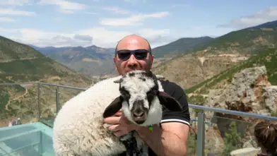 Gümüşhane'de cam seyir terasının sevimli ziyaretçisi
