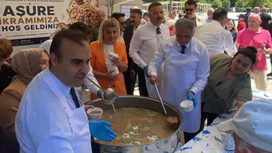Bakan Kacır, Zonguldak'ta Halkla Buluşarak Aşure Dağıttı