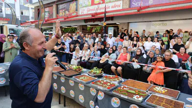 Arhavi’de Festival Coşkusu: Hamsili Ekmek, Laz Böreği ve Gökyüzünde Nefes Kesen Gösteriler