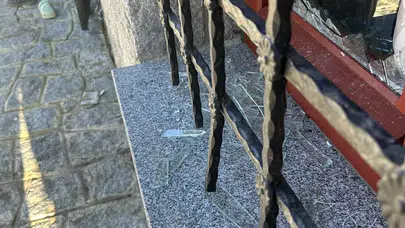 Köy evini hırsız sanan adam, bozayının hıncını görüntüledi: Kapıyı sanki kendi yaptırmış gibi açmaya çalıştı