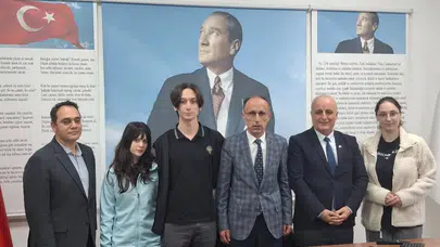 Trabzon Fen Lisesi Öğrencilerinden İlçe Millî Eğitim Müdürü Türkmen’e Proje Sunumu