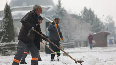 Erzurum'da kar yağışı sonrası belediye ekipleri yoğun mücadeleye devam ediyor