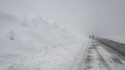 Ardahan’da çığ felaketi: İş makineleri kar altında