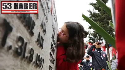 Samsun'da 18 Mart anısına şehitlikte duygusal tören düzenlendi, vatan sevgisi bir kez daha vurgulandı.