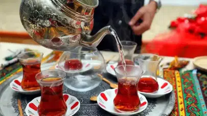 Çay Demlemenin Sırrı: Bir Kaşıkla Lezzeti Zenginleştirin!