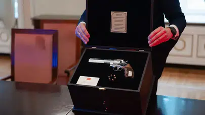 Litvanya'da Cumhurbaşkanı Erdoğan'ın Hediye Ettiği Silah, Başkanlık Sarayı'nda Sergilenecek!