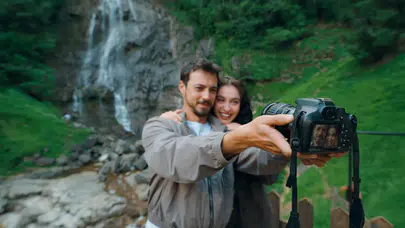 Cemre Baysel ve Mert Yazıcıoğlu’nu buluşturan Kalbimin Rotası Karadeniz dizisinden yeni kareler