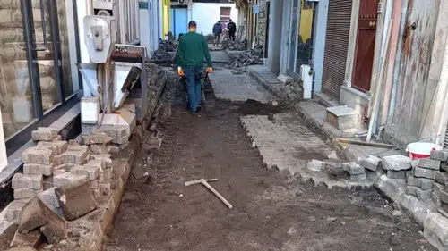 Beşikdüzü Belediyesi İlçe Genelinde Yol ve Parke Çalışmalarını Sürdürüyor