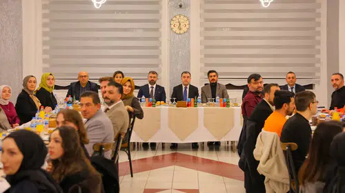 Bayburt Valisi, doktorlarla buluşarak sağlık hizmetlerinin önemine vurgu yaptı