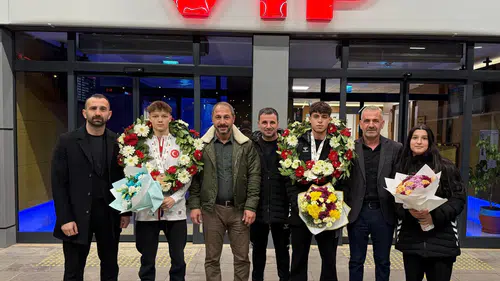 U17 Avrupa Boks Şampiyonası Madalyalı Sporcularına Havalimanında Coşkulu Karşılama