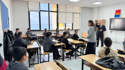 Kaymakam Pınar Ayaz, Kemalpaşa Ortaokulu’nda DYK Kurslarını Ziyaret Etti