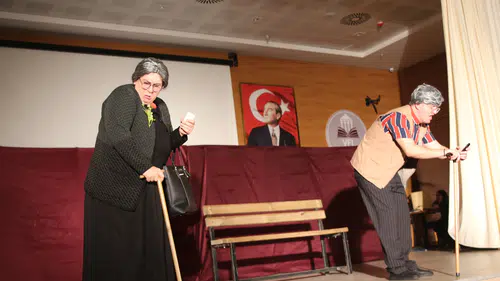 Vakfıkebir'de 'Sanal Alem Bir Alem' tiyatro oyunu izleyicilerle buluştu, büyük ilgi topladı