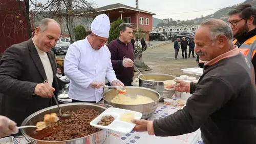 Arhavi Belediyesi Personeli Yemek Programında Bir Araya Geldi