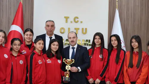 Oltu Cumhuriyet Ortaokulu Kız Hentbol Takımı'ndan Kaymakam Çelik'e Ziyaret