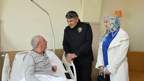 Erzurum Emniyet Müdürü şehit babasını ziyaret ederek geçmiş olsun dileklerini iletti