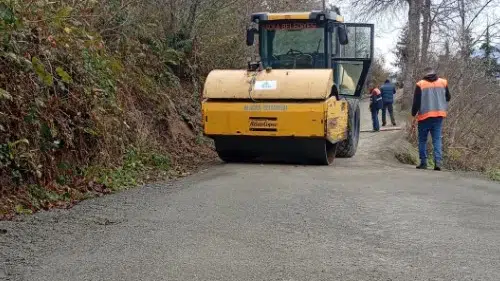 Akmescit Mahallesi’nde Kuru Beton Yol Çalışmaları Sürüyor