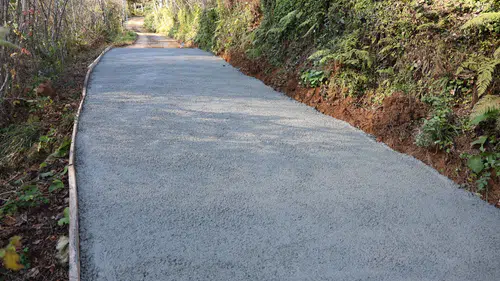 Arhavi’de Yemişlik Mahallesi’nde Yol Betonlama Çalışmaları Sürüyor