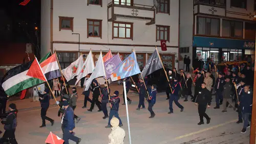 Şenkaya'da Meşaleli Yürüyüşle Şehitler Anıldı, Vatan Sevgisi Pekişti